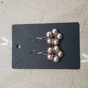 Butiful Pearl Flower Earrings.